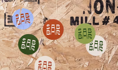 Stickers logo SABBAR op houten achtergrond