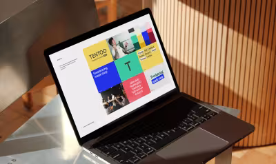Tentoo brandingkit getoond op laptop met kleurblokken en logo
