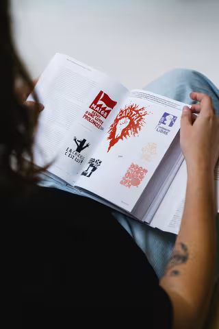 Janne van Studio Modular leest een boek over grafisch design